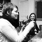 practicando en clase con alumna extranjera